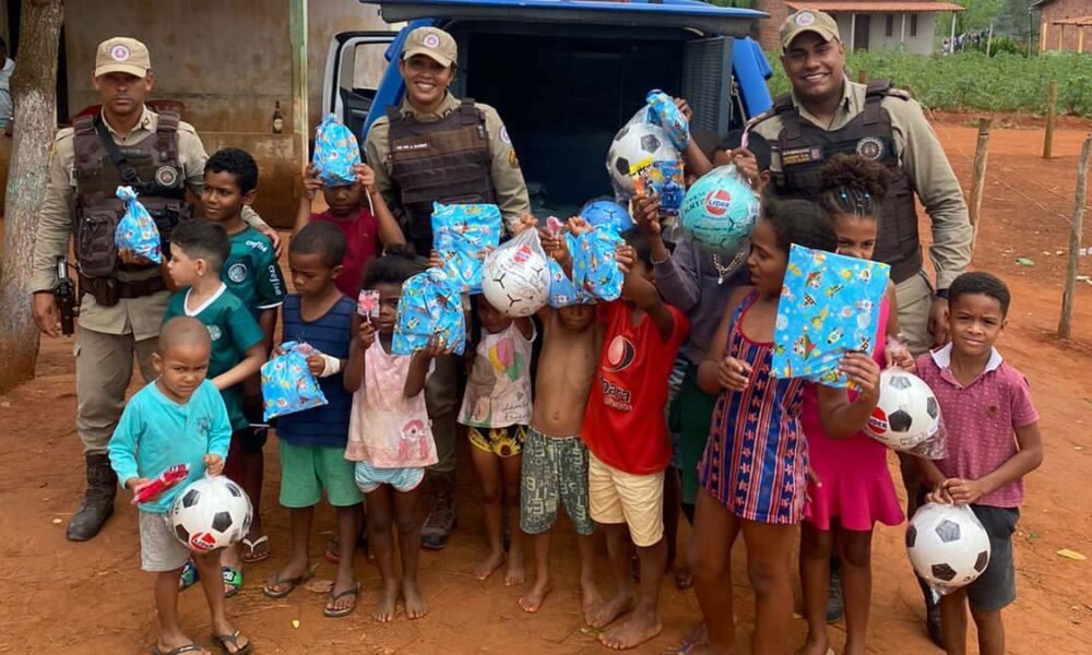 a distribuição de peças de roupa e brinquedos arrecadados durante a campanha “Força Solidária - Dia das Crianças” no município de Jequié.