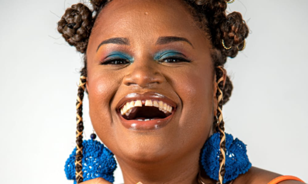 Com o objetivo de potencializar o protagonismo da mulher negra na cena musical de Salvador, a cantora e compositora Savannah retorna aos palc