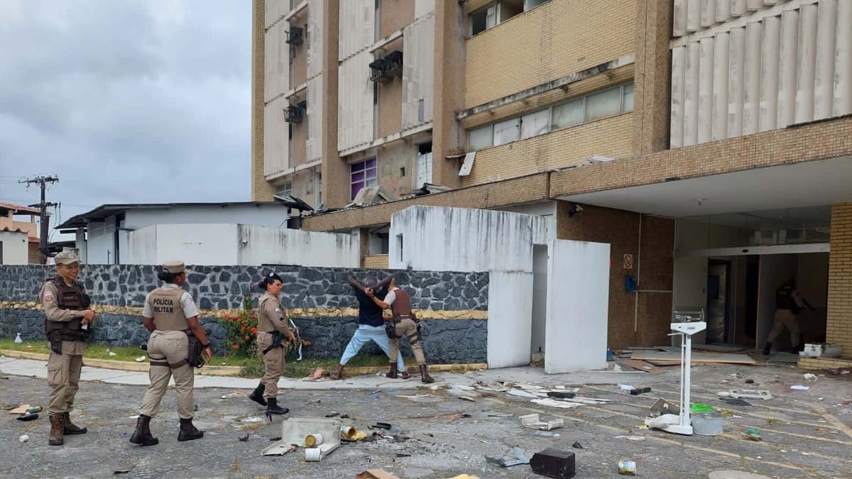 da Polícia Militar (CIPM) prenderam três homens com facão, faca, picareta e outras ferramentas utilizadas para furtar materiais de uma