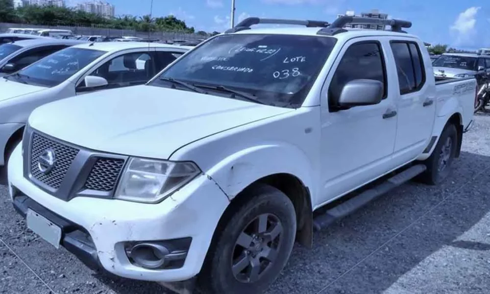 Uma Nissan Frontier, veículo que passa dos R$240 mil quando novo, pode ser adquirida com lance mínimo de R$10 mil no leilão promovido pela Superintendência de Trânsito de Salvador (Transalvador). Este é apenas um dos 130 veículos usados, motocicletas e sucatas aproveitáveis que estarão disponíveis no pregão, que será realizado virtualmente pelo site pelo site hastaleiloes. com. br, na próxima segunda-feira (10), às 10h. Os valores dos lances iniciais variam de R$100 a R$10 mil. 