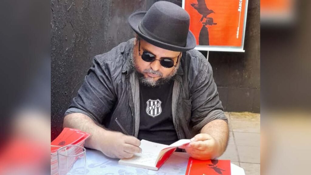 Na tarde deste sábado (15), o escritor e colunista do Bahia Pra Você, Marcus Borgón lançou o livro de crônicas "O que sobrou do mundo".