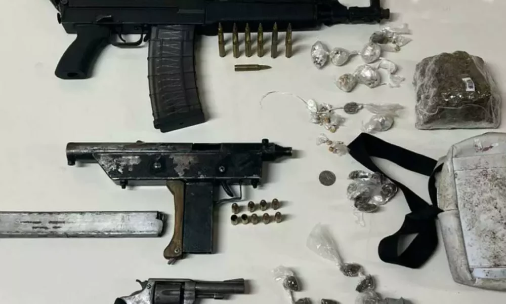 Policiais da 66ª Companhia Independente da Polícia Militar (CIPM) apreenderam um fuzil 5.56, uma submetralhadora 9 mm e um revólver