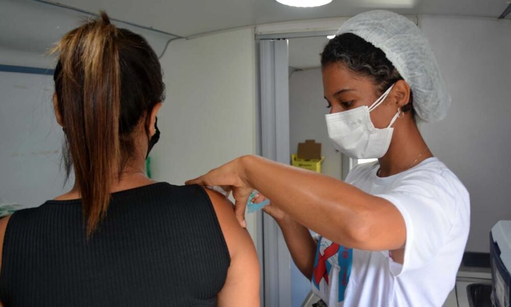 A vacinação contra a Covid-19 em Salvador segue com pontos fixos e drive-thrus nesta quarta-feira (26), das 8h às 16h. A estratégia