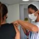 A vacinação contra a Covid-19 em Salvador segue com pontos fixos e drive-thrus nesta quarta-feira (26), das 8h às 16h. A estratégia