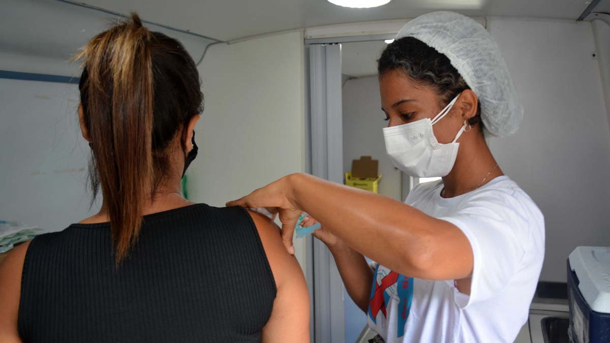 A vacinação contra a Covid-19 em Salvador segue com pontos fixos e drive-thrus nesta quarta-feira (26), das 8h às 16h. A estratégia