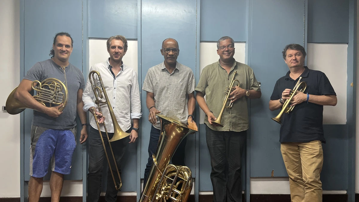 O Quinteto de Metais da OSBA é a atração da sétima edição, em 2022, da Série Carybé da Orquestra Sinfônica da Bahia (OSBA), que acontecerá no dia 02 de novembro (feriado nacional, quarta-feira), às 20h, na Sala do Coro do Teatro Castro Alves. O grupo de músicos de câmara desta apresentação é formado por Heinz Schwebel e Joatan Nascimento (trompetes), Davi Brito (trompa), Michele Girardi (trombone) e Renato Costa Pinto (tuba).