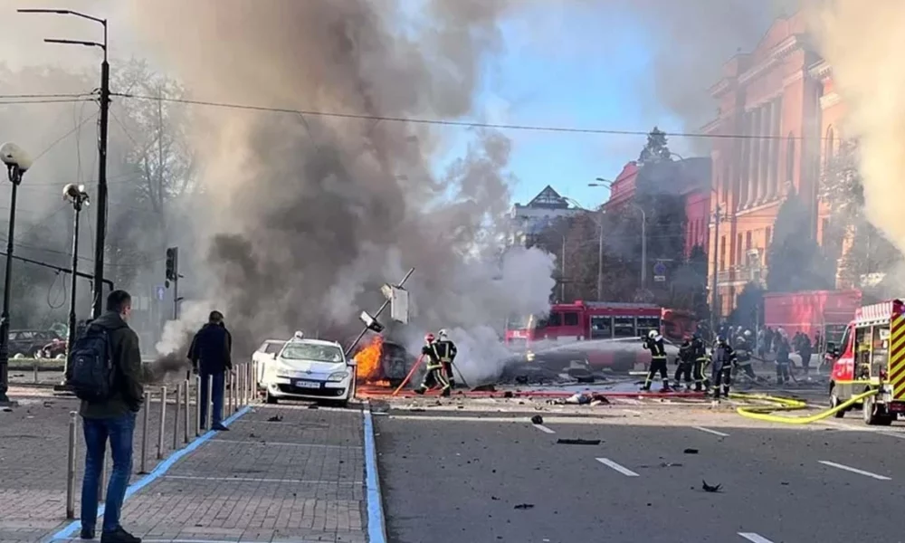 Sirenes alertando ataques aéreos dispararam em toda a Ucrânia, na manhã desta segunda-feira (10), e várias explosões foram ouvidas em Kiev, a