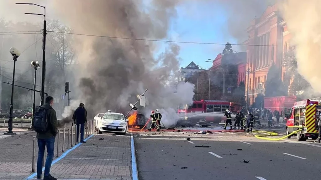 Sirenes alertando ataques aéreos dispararam em toda a Ucrânia, na manhã desta segunda-feira (10), e várias explosões foram ouvidas em Kiev, a