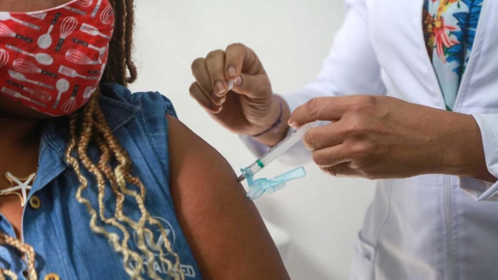 A Prefeitura Municipal de Salvador, por meio da Secretaria de Saúde, segue com a vacinação da 4ª dose contra a Covid-19 para pessoas com 18 a
