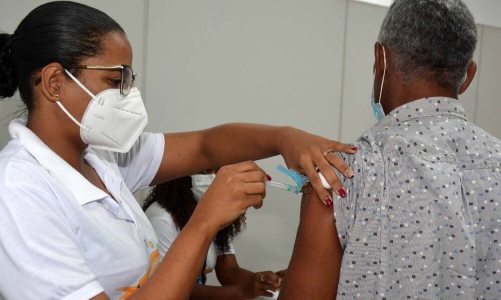 A vacinação contra a Covid-19 em Salvador segue com pontos fixos e drive-thrus nesta terça-feira (4), das 8h às 16h. A estratégia contempla o