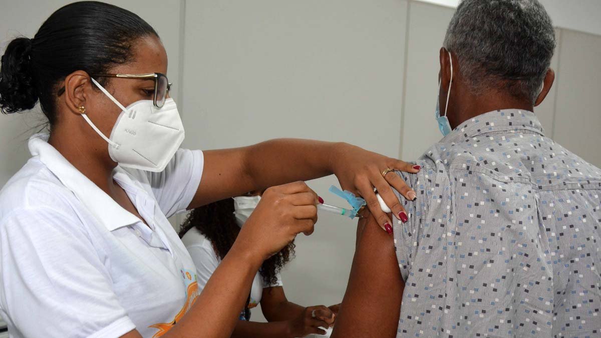 A vacinação contra a Covid-19 em Salvador segue com pontos fixos e drive-thrus nesta terça-feira (4), das 8h às 16h. A estratégia contempla o