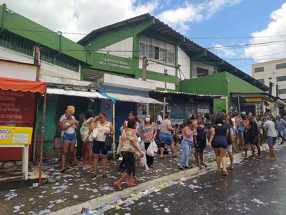 O domingo de primeiro turno das eleições gerais foi de tensão em pelo menos duas zonas eleitorais de Salvador. Na 15ª, um homem que usava uma camisa nas cores verde e amarela atirou contra um grupo de pessoas que defendiam o espectro político contrário ao dele, no momento em que elas chegavam para votar no Colégio Estadual Edson Carneiro, em São Caetano, pela manhã. E em Periperi, mesários ficaram apavorados quando um eleitor chegou com uma arma na cintura.