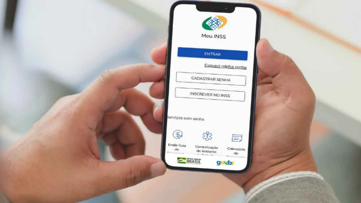 A Polícia Federal cumpre mandado de busca e apreensão em Salvador para combater fraude ao sistema Meu INSS do Ministério do Trabalho e da Previdência. A operação foi deflagrada nesta sexta-feira (14).