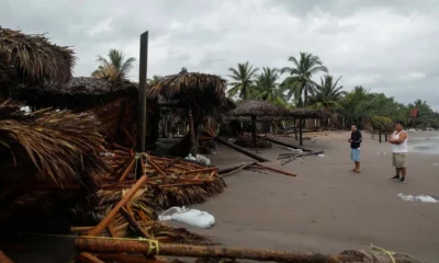 A tempestade tropical Roslyn deixou neste domingo (23) dois mortos, residências e estabelecimentos danificados, deslizamentos de terra em estradas, inundações e queda de árvores e postes. Nesta segunda (24), ao amanhecer, havia tocado a terra como furacão no estado de Nayarit, no Pacífico.