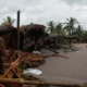 A tempestade tropical Roslyn deixou neste domingo (23) dois mortos, residências e estabelecimentos danificados, deslizamentos de terra em estradas, inundações e queda de árvores e postes. Nesta segunda (24), ao amanhecer, havia tocado a terra como furacão no estado de Nayarit, no Pacífico.