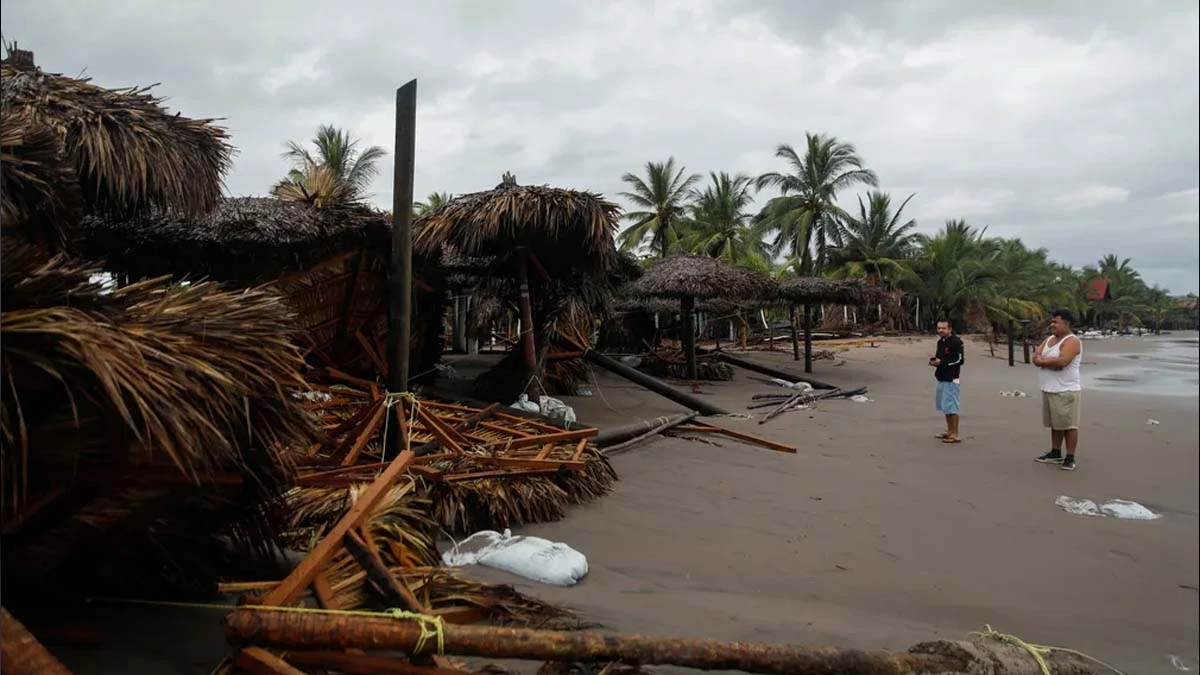 A tempestade tropical Roslyn deixou neste domingo (23) dois mortos, residências e estabelecimentos danificados, deslizamentos de terra em estradas, inundações e queda de árvores e postes. Nesta segunda (24), ao amanhecer, havia tocado a terra como furacão no estado de Nayarit, no Pacífico.