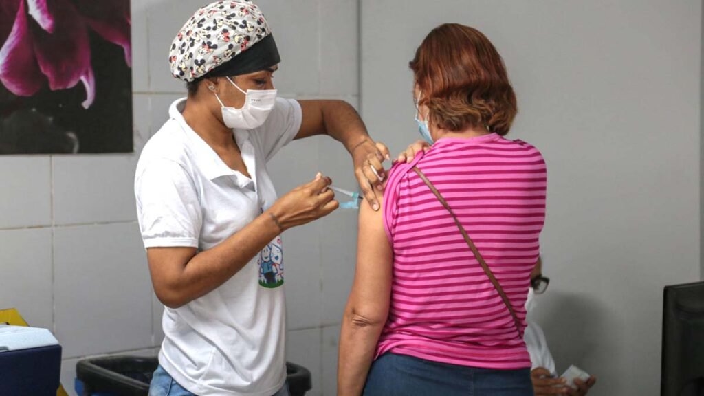 A vacinação contra a Covid-19 segue em Salvador nesta terça-feira (6). Para a aplicação da 1ª dose da vacina contra a Covid-19 para crianças d