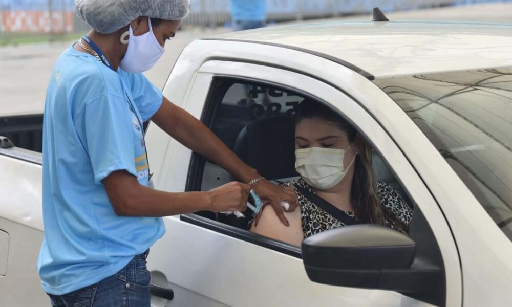 A Prefeitura de Salvador, através da Secretaria Municipal da Saúde (SMS) segue com a vacinação contra a Covid-19 e gripe nesta terça-feira (1
