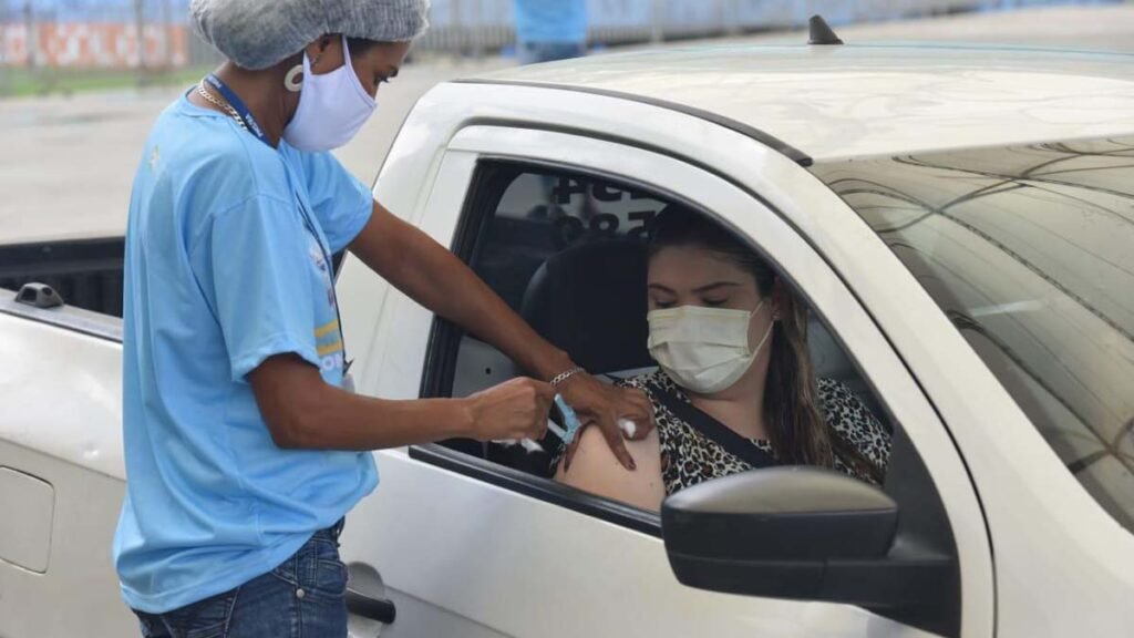 A Prefeitura de Salvador, através da Secretaria Municipal da Saúde (SMS) segue com a vacinação contra a Covid-19 e gripe nesta terça-feira (1