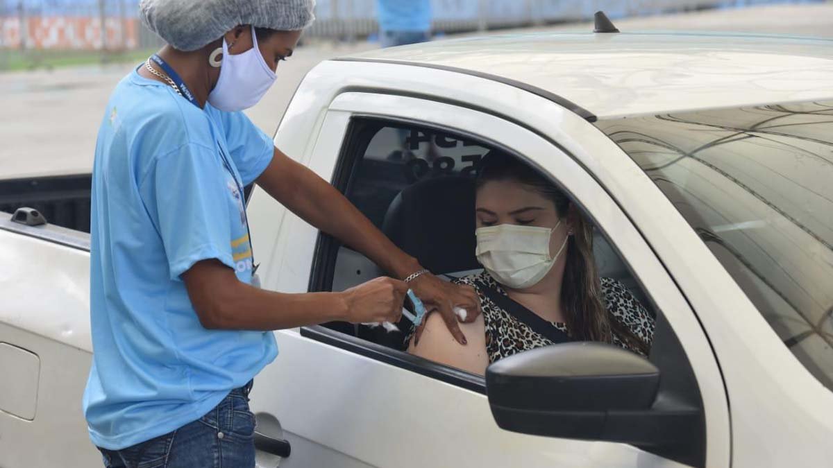 A Prefeitura de Salvador, através da Secretaria Municipal da Saúde (SMS) segue com a vacinação contra a Covid-19 e gripe nesta terça-feira (1