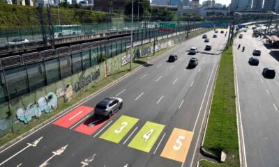 Uma das vias de maior fluxo de veículos da capital baiana, a Avenida Luís Viana Filho (Paralela) ganhou um reforço inovador na sinalização. A