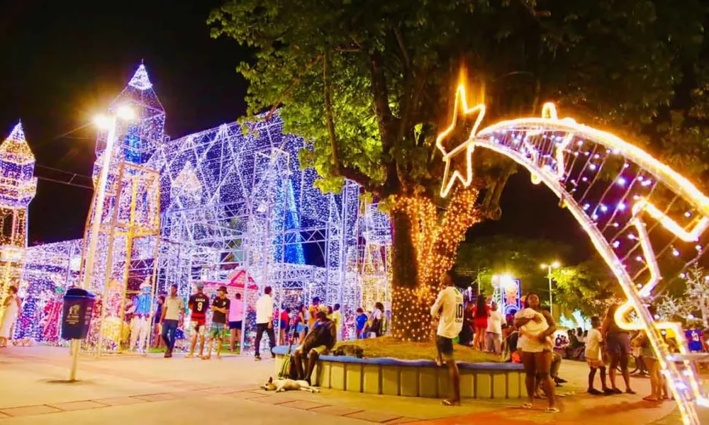 A região do Subúrbio voltou a ser palco da abertura do Natal Salvador, com a entrega de decorações natalinas temáticas à festa, luzes e uma p