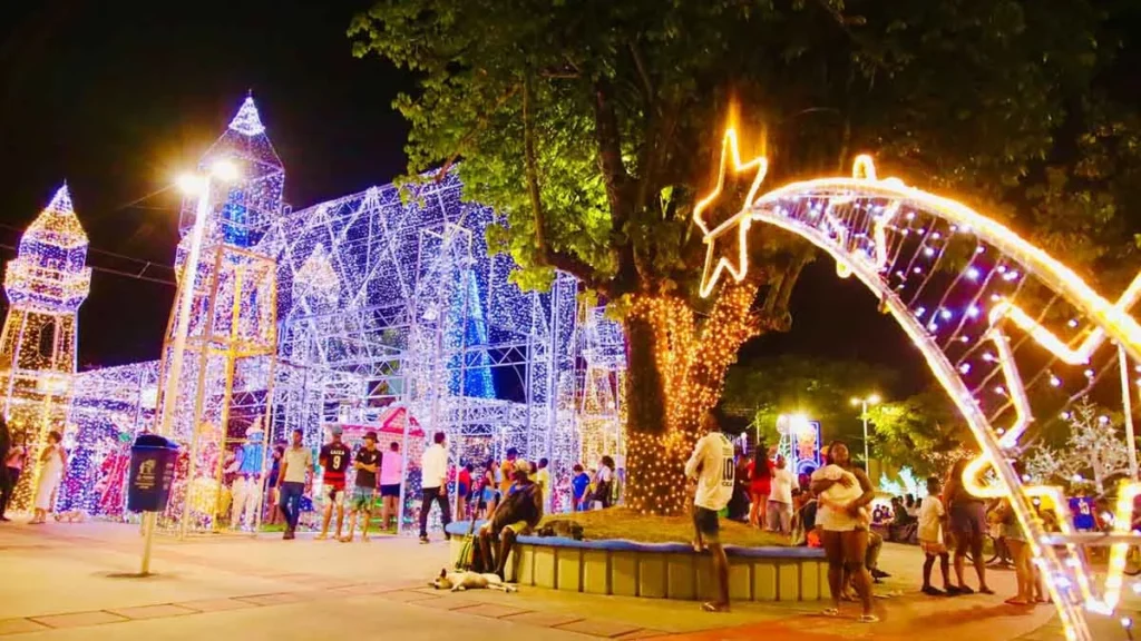 A região do Subúrbio voltou a ser palco da abertura do Natal Salvador, com a entrega de decorações natalinas temáticas à festa, luzes e uma p