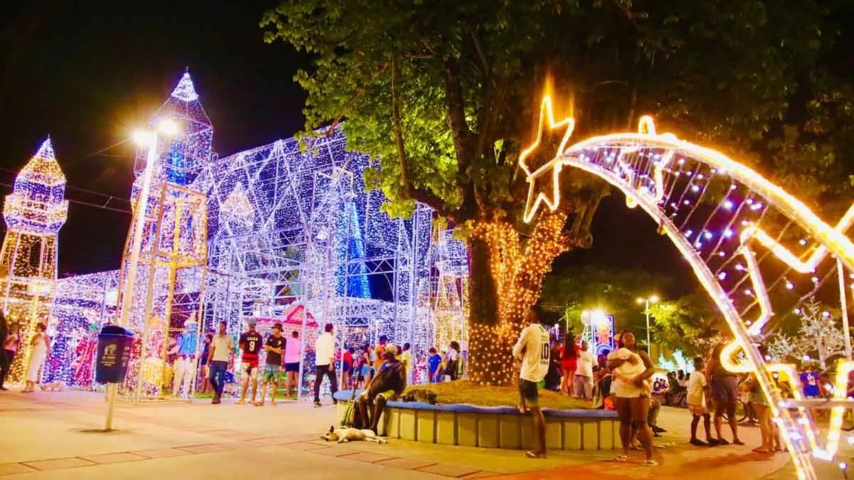 A região do Subúrbio voltou a ser palco da abertura do Natal Salvador, com a entrega de decorações natalinas temáticas à festa, luzes e uma p