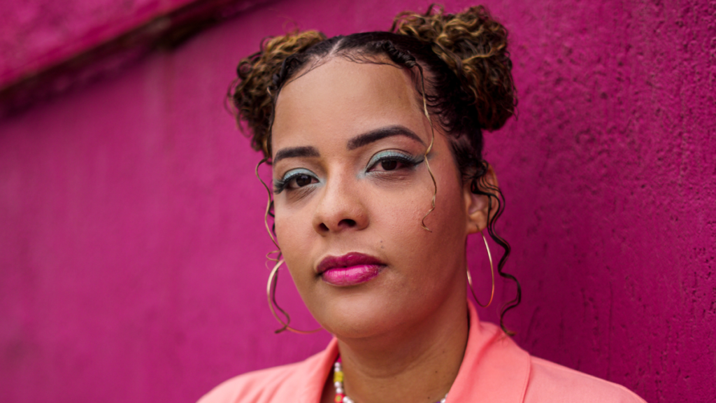 Apresentando um pop leve e suave, a cantora e compositora soteropolitana Lari Tavares lança nesta quinta-feira (1) o single "Me Deixei Levar"