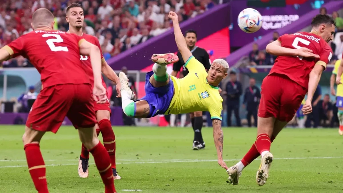 Com dois gol do atacante Richarlison, o Brasil derrotou a Sérvia nesta sexta-feira (24) no Estádio de Lusail, em seu primeiro jogo pelo Grupo