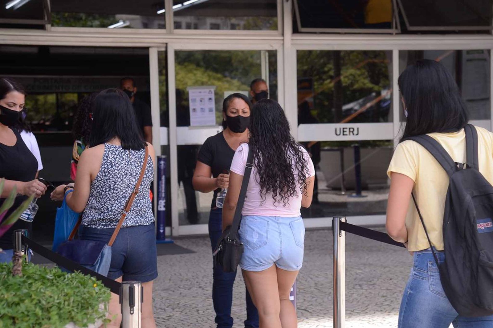 Os candidatos inscritos no Exame Nacional do Ensino Médio (Enem) 2022 que estiverem com covid-19 ou outra doença infectocontagiosa não devem comparecer ao local de prova. Assim como nas duas últimas edições do exame, esses estudantes poderão solicitar a reaplicação das provas. O Enem será aplicado em mais de 1,7 mil municípios nos próximos domingos, 13 e 20 de novembro. Cerca de 3,4 milhões de participantes estão com a inscrição confirmada.