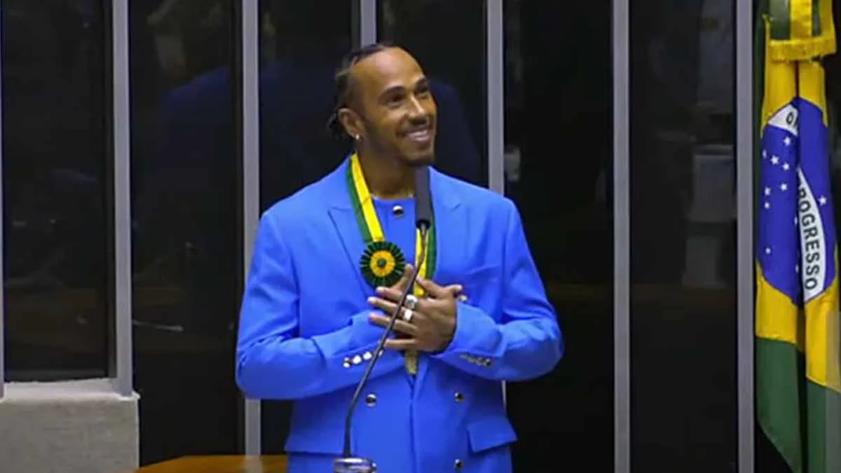 O piloto britânico de Fórmula 1 Lewis Hamilton recebeu hoje (7) o título de cidadão honorário pela Câmara dos Deputados. O plenário da Casa foi marcado por longas filas e até espera para entrar na Câmara e no plenário.