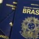 A Polícia Federal (PF) informou nesta sexta-feira (18) que vai suspender a emissão de novos passaportes por falta de verba orçamentária.