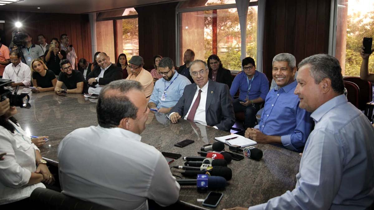 O governador Rui Costa recebeu, nesta quinta-feira (03), na governadoria, no Centro Administrativo, o governador eleito Jerônimo Rodrigues