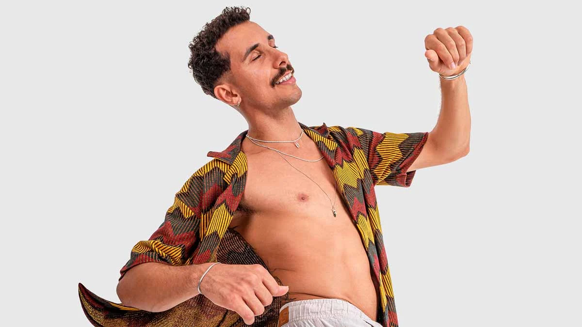 O cantor e compositor Tiri (@tiridecastro) anuncia o lançamento de mais um EP, o segundo da sua carreira, que é a sua aposta para o verão. "Largo'' é composto por quatro faixas, sendo três autorais, e homenageia o calendário de festas populares em Salvador, tradicionalmente chamadas de "festas de largo", que entrelaçam o sagrado e o profano em suas celebrações.