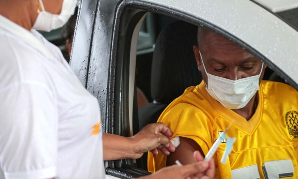 comparecer aos pontos de vacinação também poderá se proteger contra a Influenza (gripe) e atualizar a caderneta de vacina com a