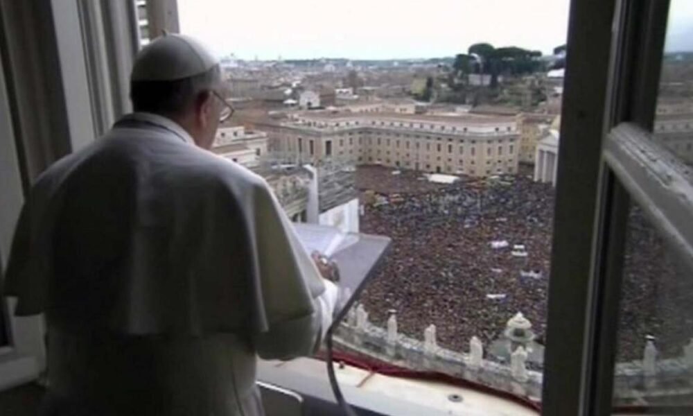 O Papa Francisco revelou que escreveu uma carta de renúncia logo após ser eleito pontífice em 2013, caso problemas médicos o