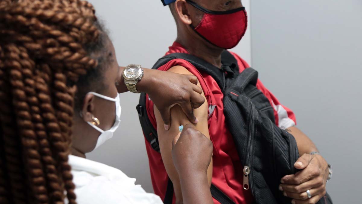 A Prefeitura de Salvador, através da Secretaria Municipal da Saúde (SMS), retoma a vacinação contra Covid-19, com a aplicação da 5ª