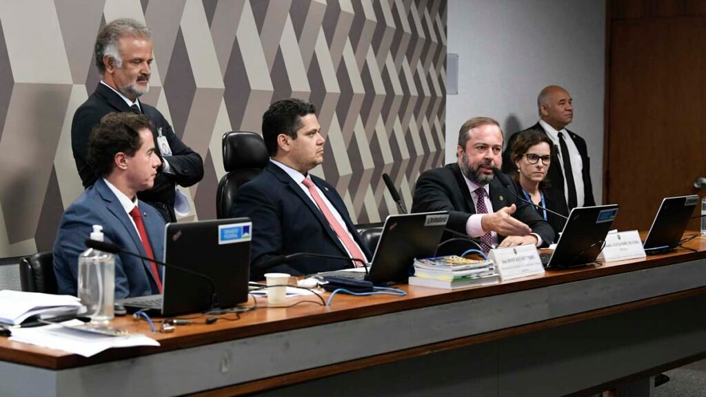 espaço no Orçamento de 2023 para programas sociais e o aumento real do salário mínimo — foi apresentada pelo relator, Alexandre