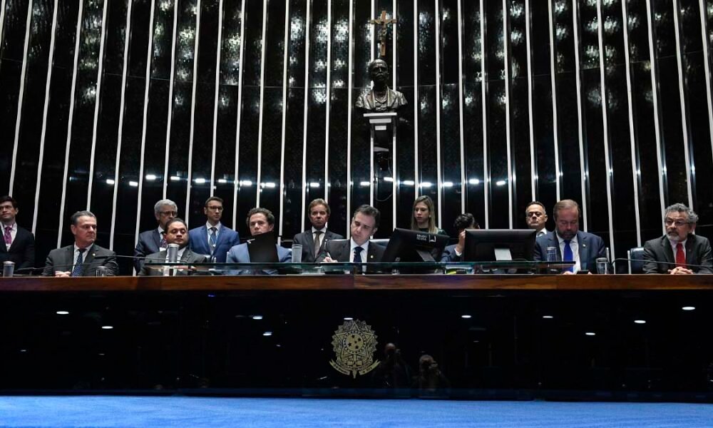 O Congresso Nacional promulgou, na noite desta quarta-feira (21), a Emenda Constitucional 126. A emenda decorre da