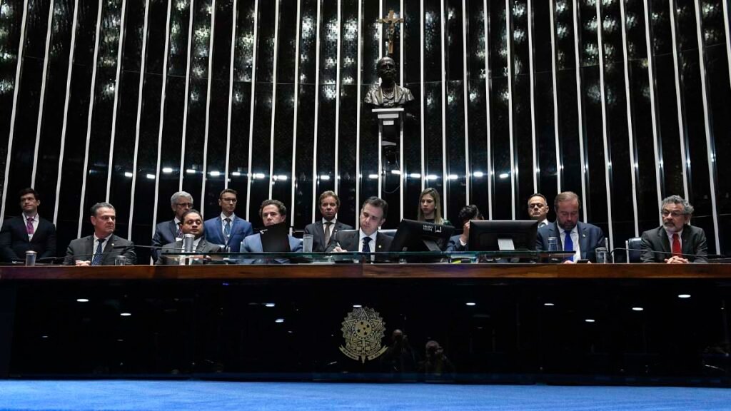 O Congresso Nacional promulgou, na noite desta quarta-feira (21), a Emenda Constitucional 126. A emenda decorre da