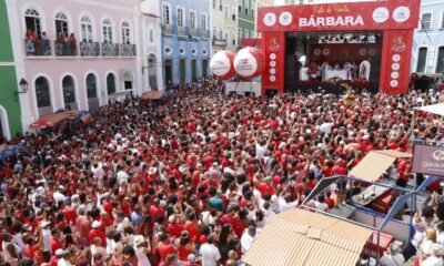 em que a multidão de devotos formou o tapete vermelho e branco tradicional do Dia de Santa Bárbara havia sido em 2019, antes da pandemia.