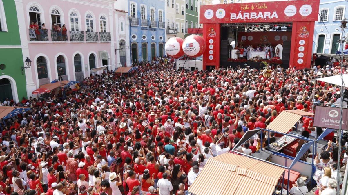 em que a multidão de devotos formou o tapete vermelho e branco tradicional do Dia de Santa Bárbara havia sido em 2019, antes da pandemia.