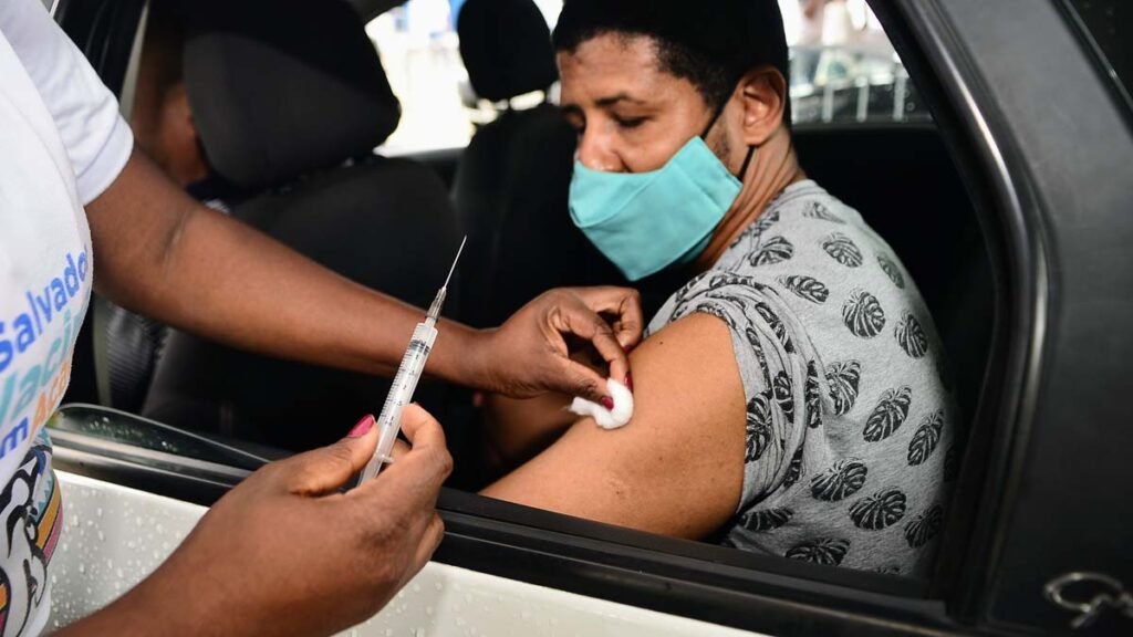 e hora marcados munidos da original e cópia do comprovante de residência, Cartão SUS e cartão de vacina da criança. A vacinação deste