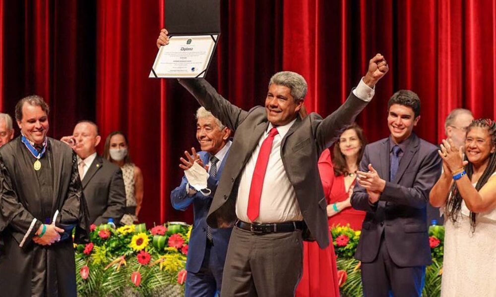 realizado no Teatro Castro Alves (TCA), foram entregues pela Justiça Eleitoral baiana, diplomas para Jerônimo Rodrigues, eleito