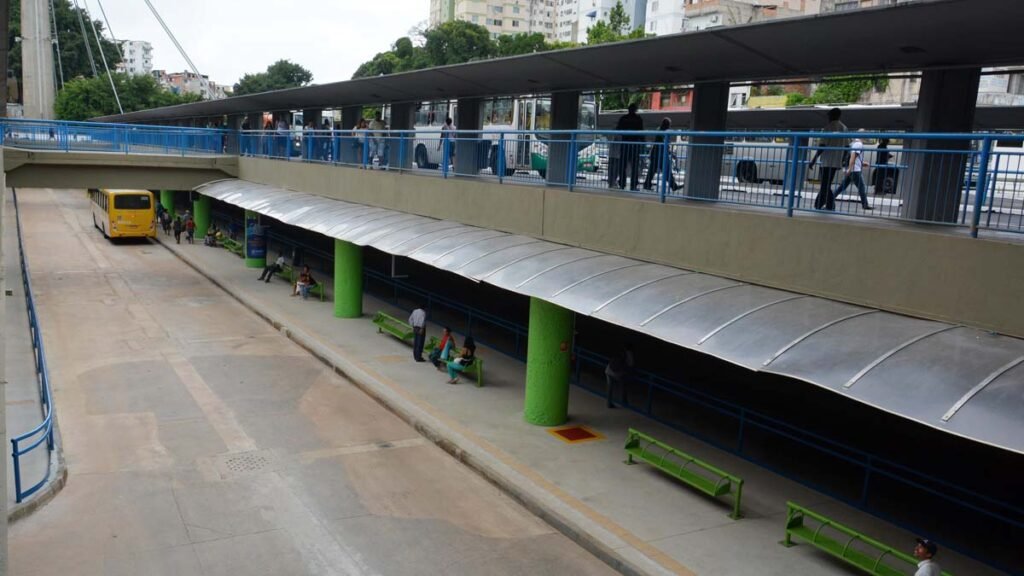 Em razão de uma cratera que se abriu no subsolo da Estação da Lapa, algumas linhas de ônibus precisaram ter seus pontos de