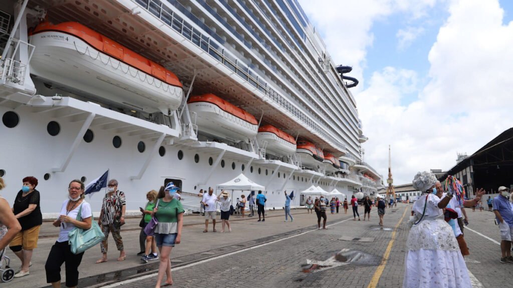 O navio de cruzeiro MSC Seashore atracou no porto de Salvador, nesta terça-feira (6), trazendo dois mil passageiros.