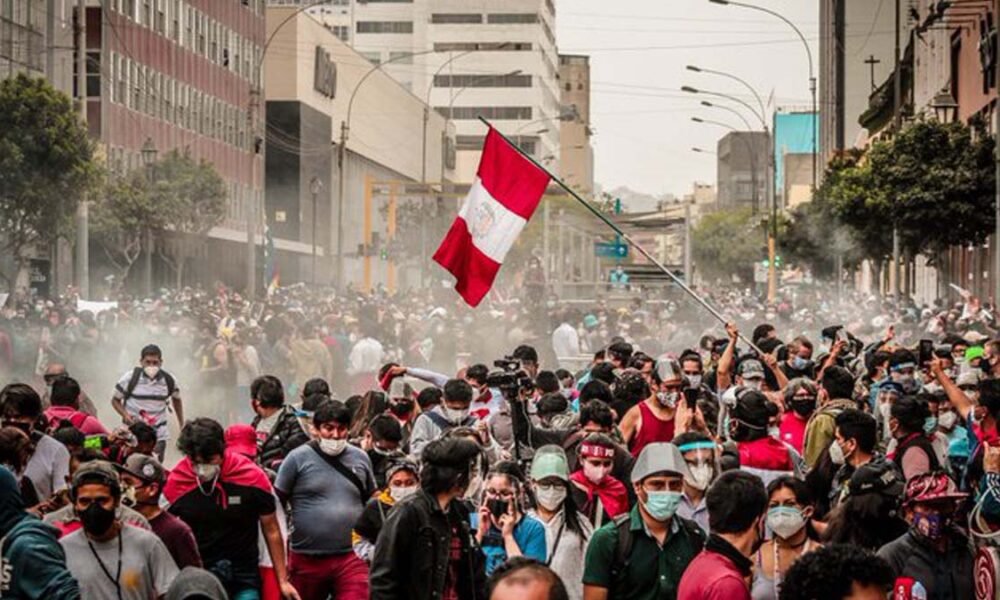 A pressão aumentou sobre o incipiente governo do Peru quando dois membros do gabinete renunciaram após protestos violentos que