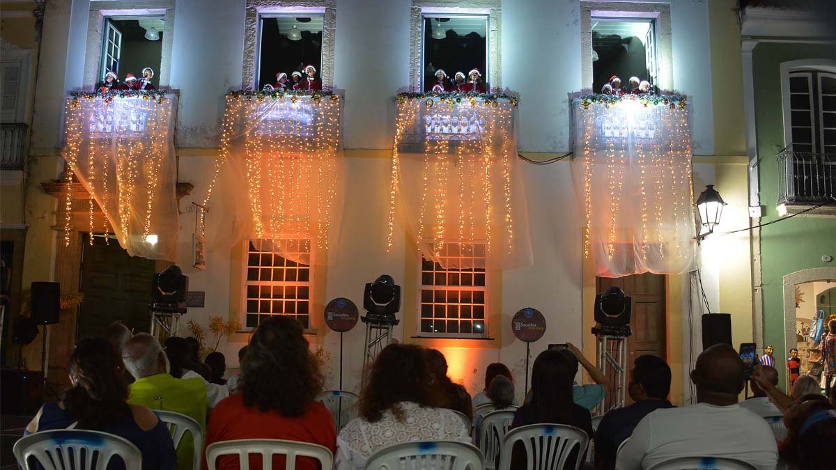 O Centro Histórico foi inundado com a magia do Natal na noite de sexta-feira (16), com a abertura do projeto Sacadas Musicais,