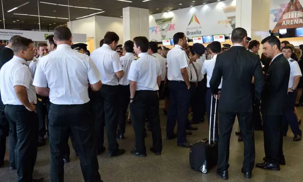 Aeronautas aprovaram neste domingo (25) a terceira proposta das empresas aéreas e dão fim a greve, que durou cinco dias. No total, 70,11% dos